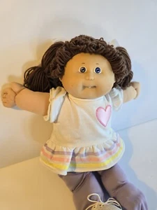 Kohlaufnäher Kinderpuppe Vintage 1983 Mädchen blaue Augen, braunes Haar One Toot Vintage - Bild 1 von 15