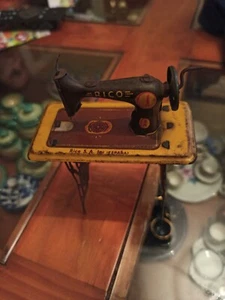 MAQUINA DE COSER DE HOJALATA RICO AÑOS 40 - Imagen 1 de 2