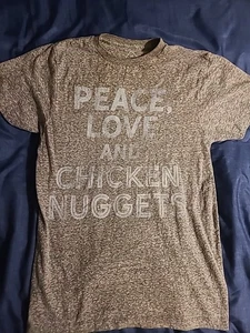 Well Worn Peace Love & Chicken Nuggets Men's Small T-Shirt - Picture 1 of 8