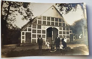 C 1910er RPPC FAMILIE MIT KINDERSPIELZEUG PRÄCHTIGES NIEDERDEUTSCHES HAUS SÄCHSISCHE SCHEUNE ** - Bild 1 von 2