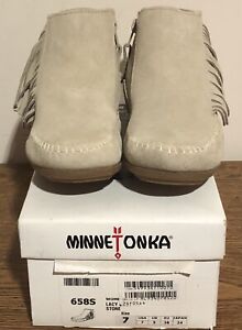 Minnetonka Boots Womens Size 7 Moccasin Ankle Lacy Beige/Stone Suede Fringe NEW