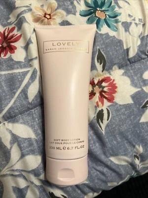 Loção corporal Lovely Soft tamanho 6,7 oz. Por Sarah Jessica Parker para mulheres - Imagem 1 de 3