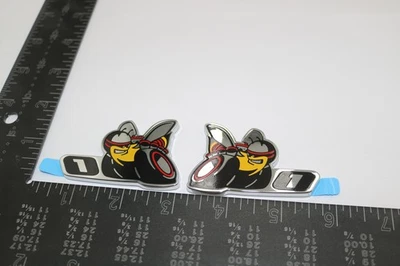 68249683AB NUEVO OEM DODGE CHALLENGE CARGADOR SCAT PACK NIVEL 1 EMBLEMAS CONJUNTO DE PARES Foto 1 de 3