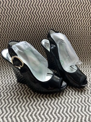 Jessica Simpson Tacón de Cuña Mujer Negro Brillante Peep Toe Correa Hebilla Ajustable 7 Foto 1 de 4