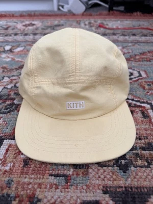Gorra ajustable de poliéster amarilla con tirantes de 5 paneles con logotipo de KITH Foto 1 de 3