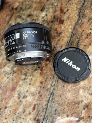 Lente Nikon AF NIKKOR 50 mm f/1,8 para montura Nikon F bonita probada Foto 1 de 3
