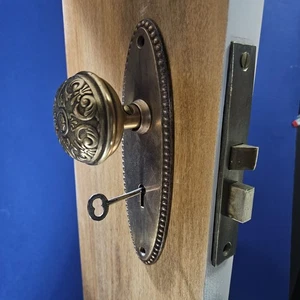 Antiguo juego de cerraduras de latón con perillas de puerta en relieve floral llave placa de golpe tornillos - Imagen 1 de 23