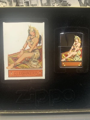 1999 BETTIE PAGE ZIPPO ЗАЖИГАЛКА И ЧЕРНАЯ ЛОШАДЬ КОМИКСОВ КАРТА НОВЫЙ В ПОЛЬЗОВАТЕЛЬСКОЙ КОРОБКЕ ZIPPO - Изображение 1 из 4