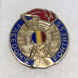 Prendedor de solapa esmaltado vintage insignia de unidad de comando de entrenamiento y doctrina del ejército de Estados Unidos - Imagen 1 de 2