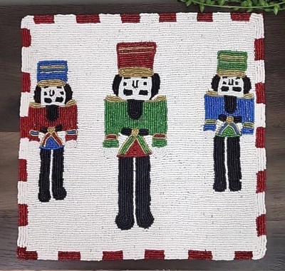 Cascanueces de Navidad con cuentas mantel individual cargador de centro 14" cuadrado rojo NUEVO Foto 1 de 4