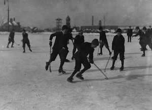 Eishockey am Teich, New Bedford, Masse, 1900er, 1912 Reproduktion eines alten Fotos - Bild 1 von 1
