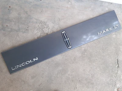Lincoln Mark LT 2006-2008 puerta trasera moldura emblema sombra oscura gris CX Foto 1 de 4
