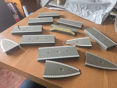 OO Gauge Model Railway Hornby R460 R507 & R464 Platform Sections - Image 1 of 4