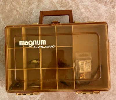 De colección. Caja organizadora portátil de aparejos de pesca Magnum By Plano de doble cara con aparejos Foto 1 de 4