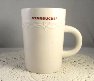 Taza de café Starbucks 10 oz crema en relieve con letras rojas 2010 - Imagen 1 de 5