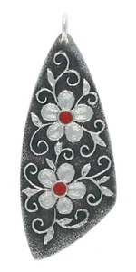 Colgante de dos flores fundidas de toba por la artista navajo Rebecca T. Begay - Imagen 1 de 3