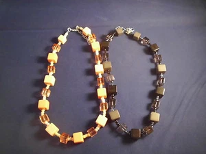 Modeschmuck 2x Halsketten, Würfel Kette Acrylperlen lachs/schwarz ca 45-50cm NEU - Bild 1 von 9