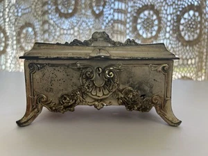 Antiguo W.D. Caja de ataúd de joyería forrada con bisagras de metal pintado Mfg Co - Imagen 1 de 10