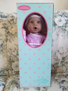 Bambola Madame Alexander Middleton Baby pelle scura con set essenziali - scatola danneggiata - Foto 1 di 9