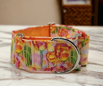 Cuello Martingala Tulipanes Amarillos y Rojos Sobre Fondo Rosa Foto 1 de 4