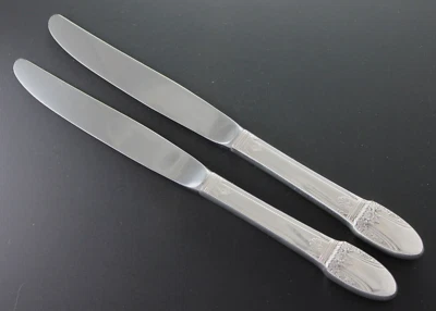 International, 1847 Rogers Silverplate - FIRST LOVE - Modern Knives, Set of 2 - Image 1 of 2