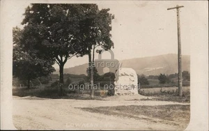 Monumento RPPC a Lowman, NY contea di Chemung New York vera foto cartolina vintage - Foto 1 di 2