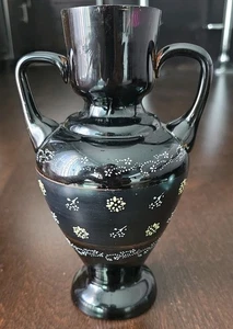 Jarrón de vidrio amatista negro de colección esmaltado a mano con diseño de flores blancas y doradas 9" - Imagen 1 de 7
