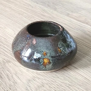 Jarrón vintage esmaltado con sal cerámica artística arrojada a mano firmado por artista 2,25" - Imagen 1 de 11