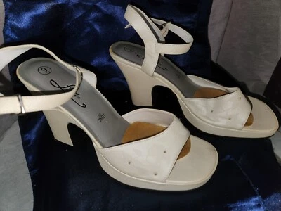 Sandalia de tacón gruesa de 4" vintage Fioni para mujer talla 9 con cuentas de marfil Foto 1 de 4