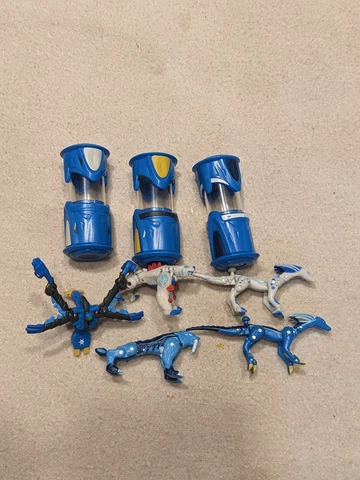 Monsuno Lot Figures & Cores, Blue Robots Cover
