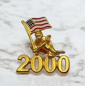 Prendedor de solapa bandera americana voladora ángel vintage EE. UU. hada querubín patriótica 2000 - Imagen 1 de 8