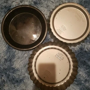 3 Vintage Pie Plates, 2 Quiche,  1 Black Enamelware Graniteware - Picture 1 of 3