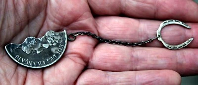 Antiguo Reloj Llavero Plata Esterlina Antiguo con Antigua Moneda Francesa y Herradura Foto 1 de 4