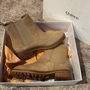 Quince Damen Wildleder Chelsea Boot Größe 8 Wüste Hellbraun Stollensohle Neu - Bild 1 von 4