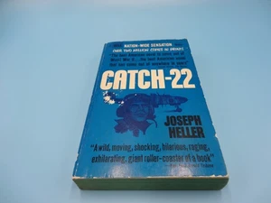 Catch-22 Joseph Heller 1961 Dell Vintage Anti-War Satire Novel - Imagen 1 de 8