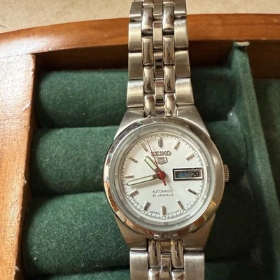 Reloj de funcionamiento Seiko analógico solar para mujer carcasa de titanio con esfera fecha Foto 1 de 3