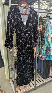 Vestido Johnny Was XS Stardust Terciopelo Kimono Envolvente Estampado de Estrellas Midi Negro - Imagen 1 de 10