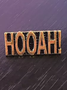 ¡HOOAH! de colección Pin de solapa Pinback para sombrero - Imagen 1 de 2