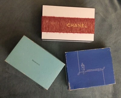 3 cajas vacías de marca de lujo: monederos Whiting and Davis, Tiffany & Co., Chanel Foto 1 de 4