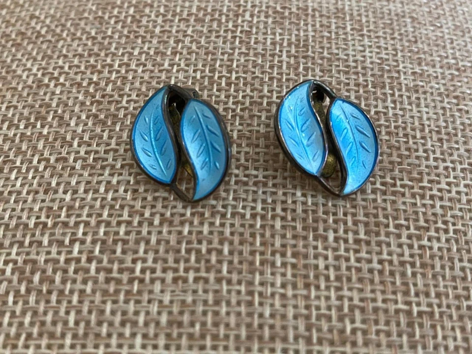Pendientes con clip de hoja esmaltada David Andersen Guilloche azul esterlina firmados usados en excelente estado Foto 1 de 1