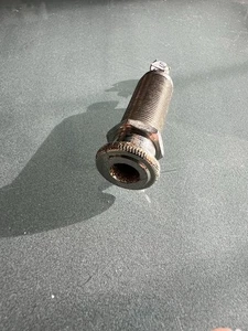 Gurtpin mit Integriertem Klinke-Anschluss für Akustikgitarre Mit Tonabnehmer - Bild 1 von 4