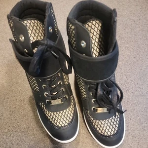 Zapatillas altas Bebe Sport Calisto negras y doradas para mujer talla 10 - Imagen 1 de 12