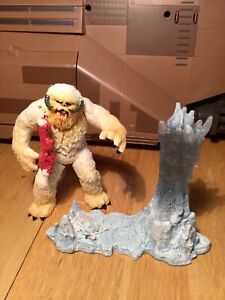 Star Wars Hoth Wampa and ice cave figure 2003 excellent condition 3.75in scale