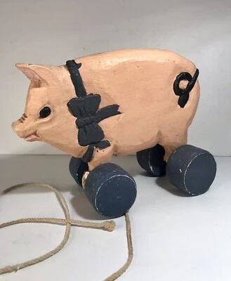 Brinquedo de puxar porco rosa vintage artesanal rodas de madeira azul puxar cabo arte popular fazenda - Imagem 1 de 4