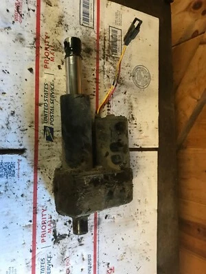 Motor elevador eléctrico Ford New Holland LS55 #TR104D0811 ACTUAT0R Foto 1 de 4