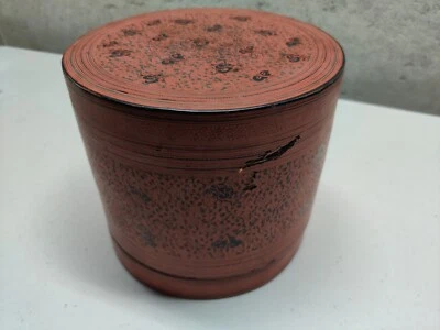 Antigua caja de tuercas de betel de bambú enrolladas lacadas rojas birmanas (baganas) pintada a mano  Foto 1 de 4