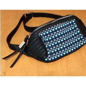 Steven Steve Madden gewebte Fanny-Packung mit Reißverschluss gewebt in Blues und Silber - Bild 1 von 7