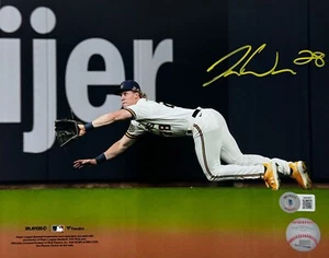 Joey Wiemer Milwaukee Brewers Rookie signed handsigniert 8x10 Fielding Foto COA - Bild 1 von 1