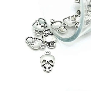 4, 20 oder 50 GROSSE MENGE Stck. Klein Silber Totenkopf Charms - US-Verkäufer - AS1163 - Bild 1 von 4