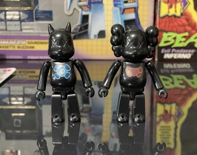 Mini figuras KAWS Kubrick parada de autobús 01 y 02 Medicom Kawsone originales falsas 20 Chum Foto 1 de 4